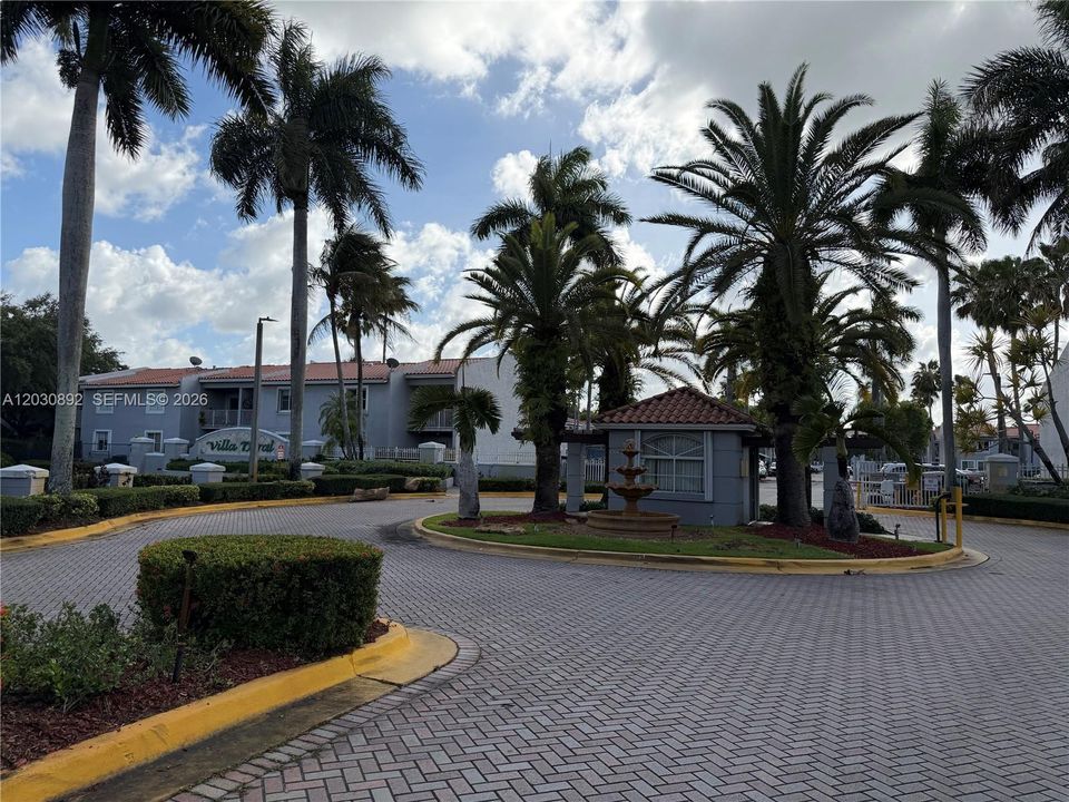 For Sale: $359,900 (2 beds, 2 baths, 1010 Square Feet)