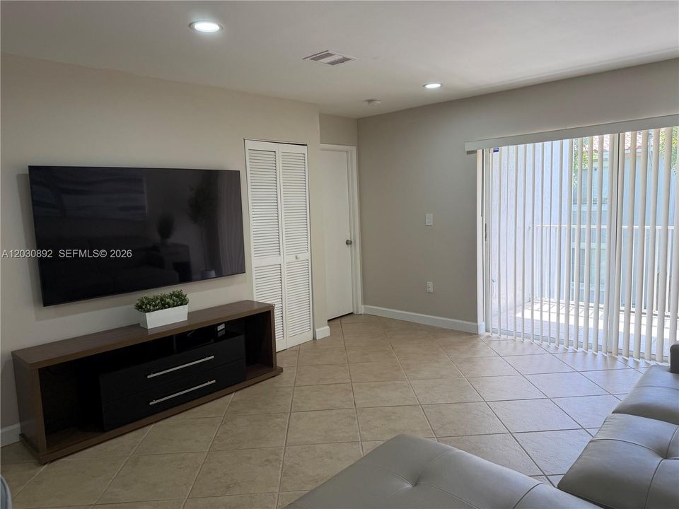 For Sale: $359,900 (2 beds, 2 baths, 1010 Square Feet)
