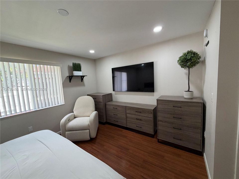For Sale: $359,900 (2 beds, 2 baths, 1010 Square Feet)