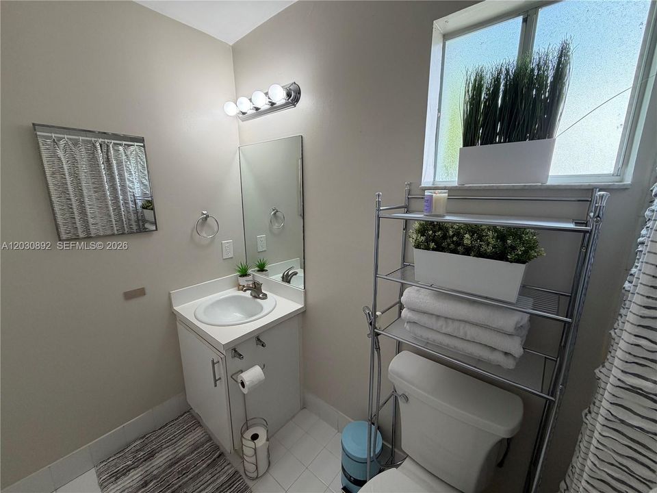 For Sale: $359,900 (2 beds, 2 baths, 1010 Square Feet)