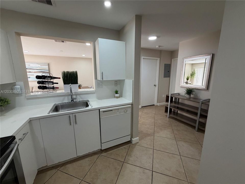 For Sale: $359,900 (2 beds, 2 baths, 1010 Square Feet)