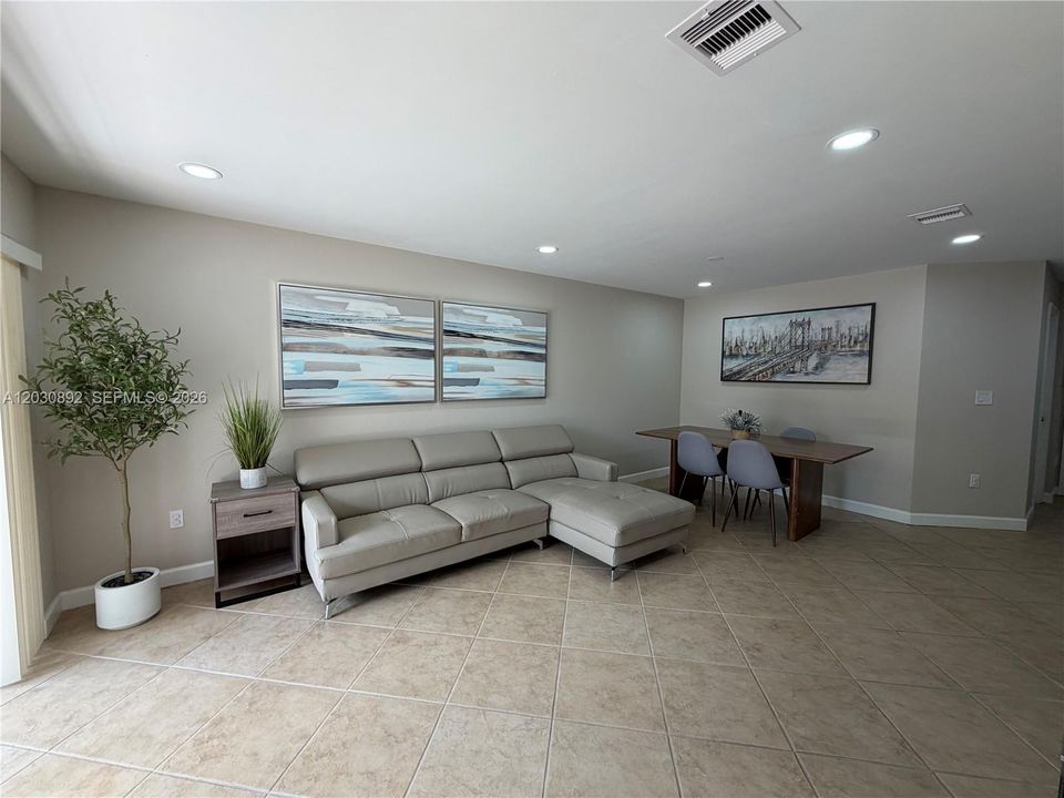 For Sale: $359,900 (2 beds, 2 baths, 1010 Square Feet)