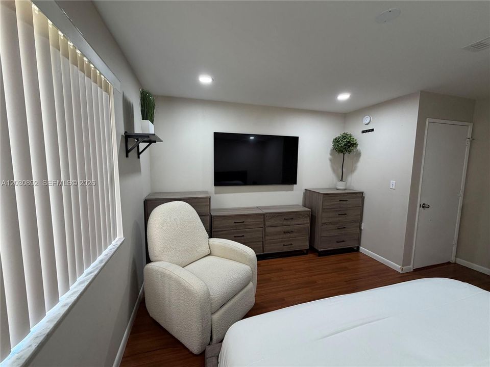 For Sale: $359,900 (2 beds, 2 baths, 1010 Square Feet)