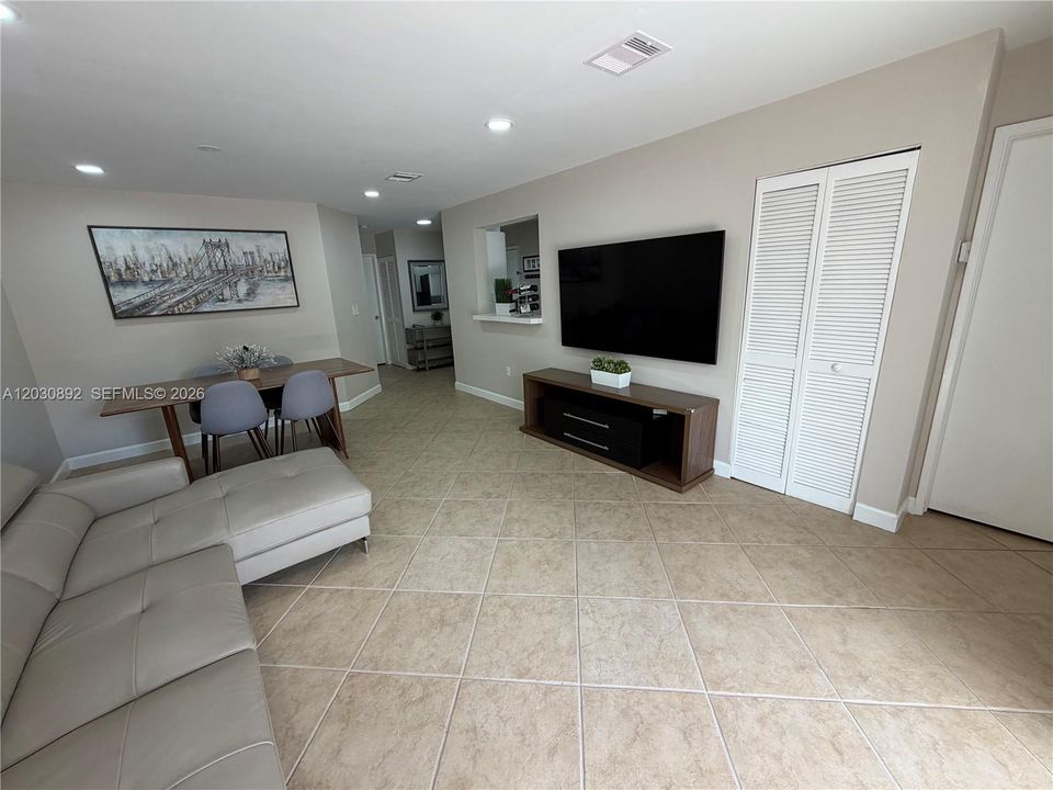 For Sale: $359,900 (2 beds, 2 baths, 1010 Square Feet)