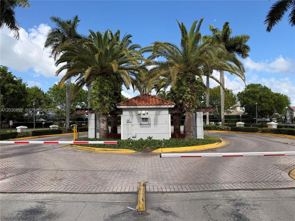 For Sale: $359,900 (2 beds, 2 baths, 1010 Square Feet)