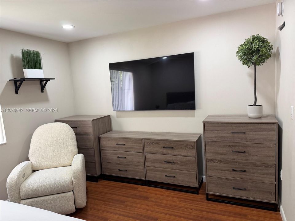For Sale: $359,900 (2 beds, 2 baths, 1010 Square Feet)