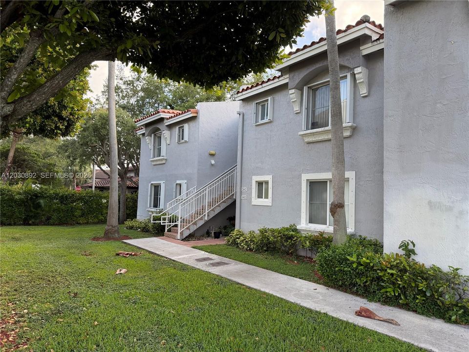 For Sale: $359,900 (2 beds, 2 baths, 1010 Square Feet)