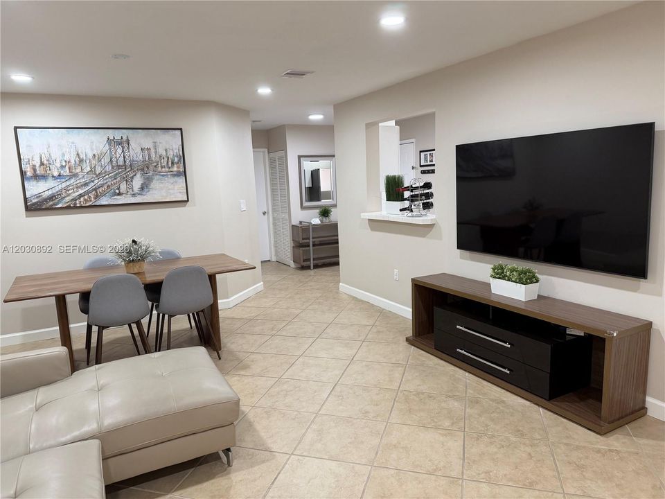 For Sale: $359,900 (2 beds, 2 baths, 1010 Square Feet)
