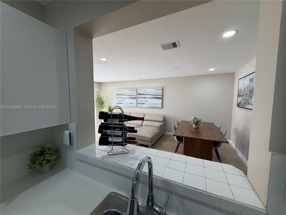 For Sale: $359,900 (2 beds, 2 baths, 1010 Square Feet)