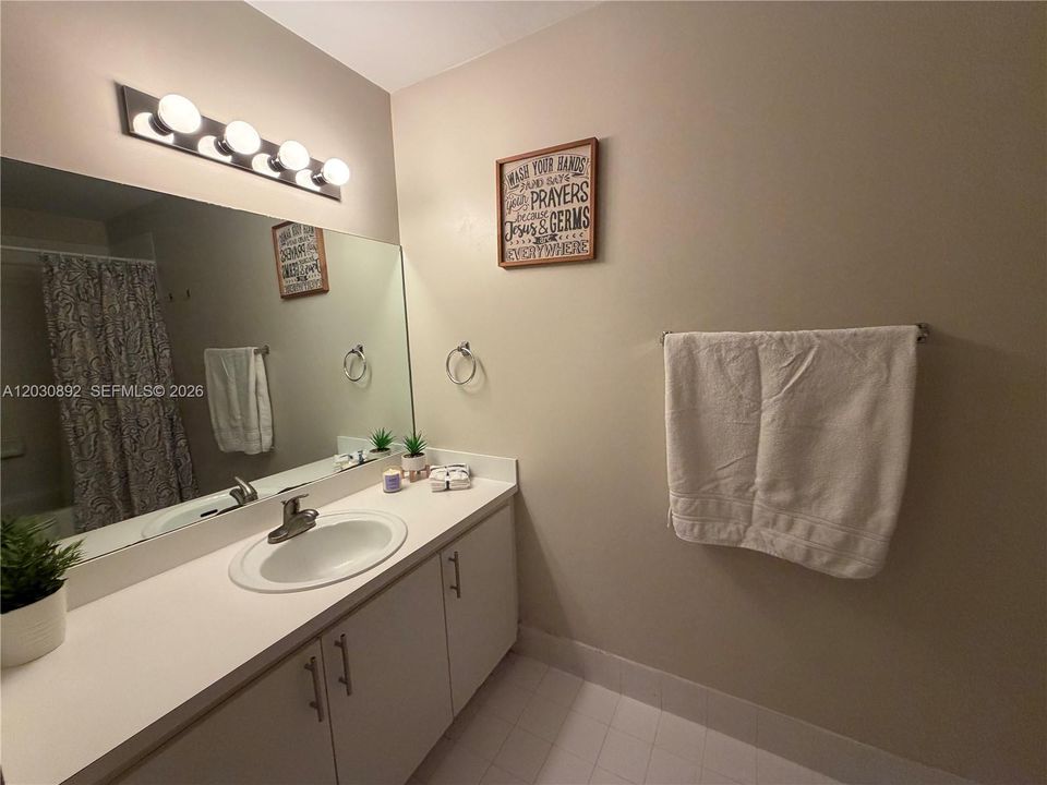 For Sale: $359,900 (2 beds, 2 baths, 1010 Square Feet)