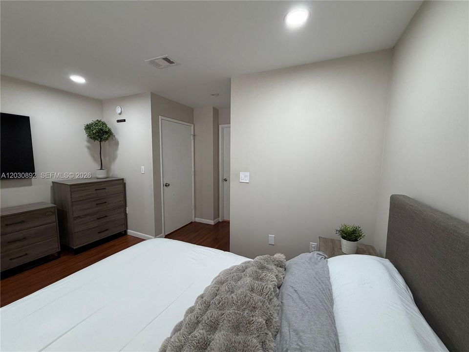 For Sale: $359,900 (2 beds, 2 baths, 1010 Square Feet)