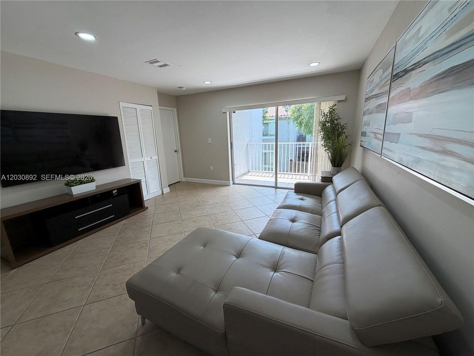 For Sale: $359,900 (2 beds, 2 baths, 1010 Square Feet)