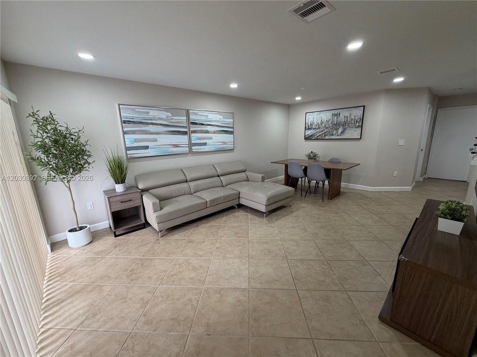 For Sale: $359,900 (2 beds, 2 baths, 1010 Square Feet)