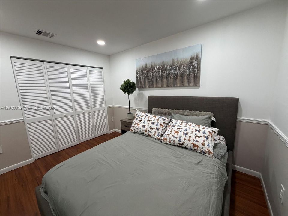 For Sale: $359,900 (2 beds, 2 baths, 1010 Square Feet)