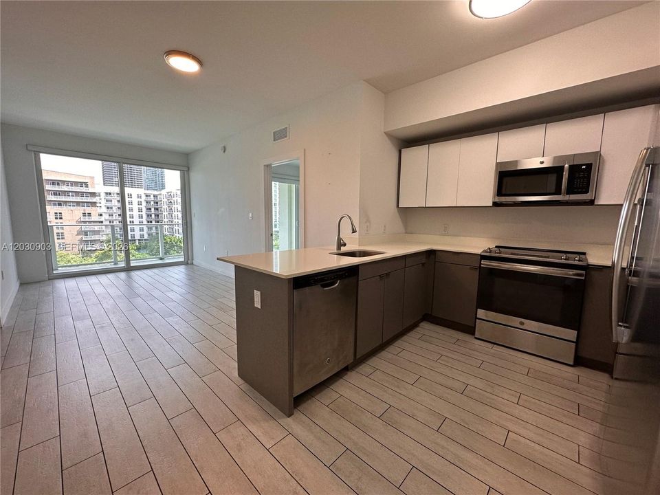 For Sale: $445,000 (2 beds, 2 baths, 821 Square Feet)