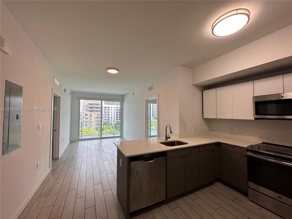 For Sale: $445,000 (2 beds, 2 baths, 821 Square Feet)