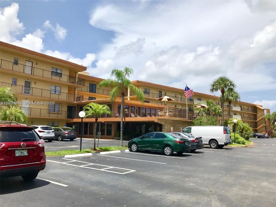 For Rent: $2,000 (2 beds, 2 baths, 979 Square Feet)