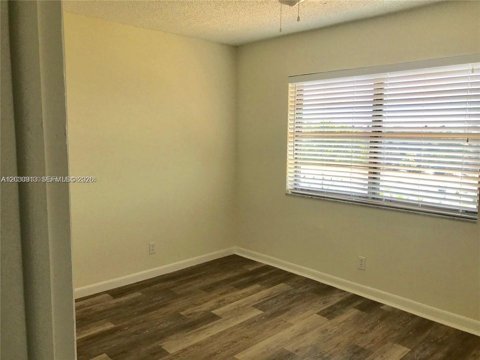 For Rent: $2,000 (2 beds, 2 baths, 979 Square Feet)