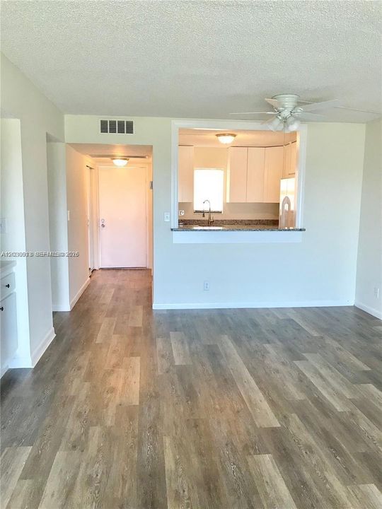 For Rent: $2,000 (2 beds, 2 baths, 979 Square Feet)