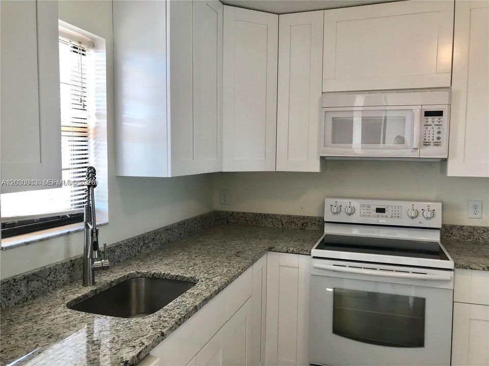 For Rent: $2,000 (2 beds, 2 baths, 979 Square Feet)