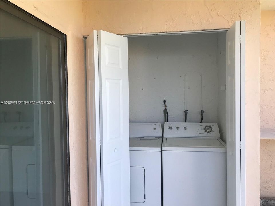 For Rent: $2,000 (2 beds, 2 baths, 979 Square Feet)