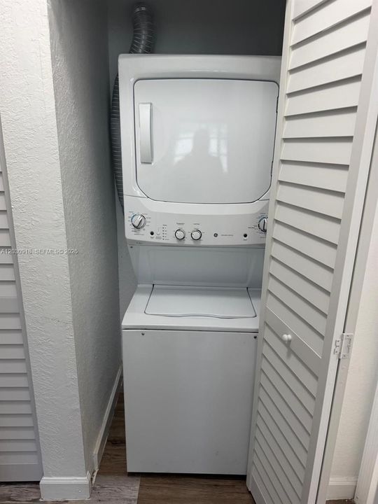 В аренду: $1,950 (2 спален, 2 ванн, 1048 Квадратных фут)