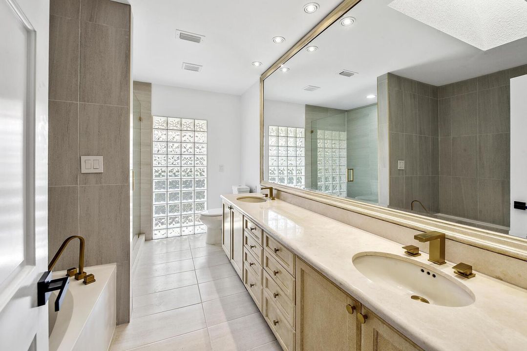 22.PrimaryBathroom1