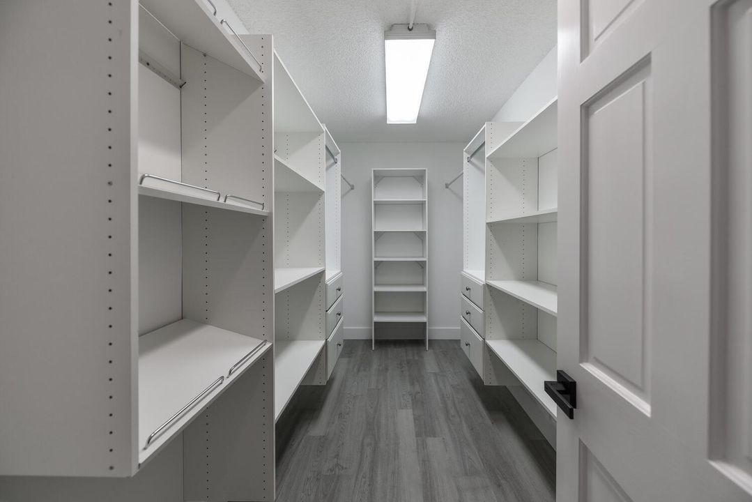 25.PrimaryWalkInCloset