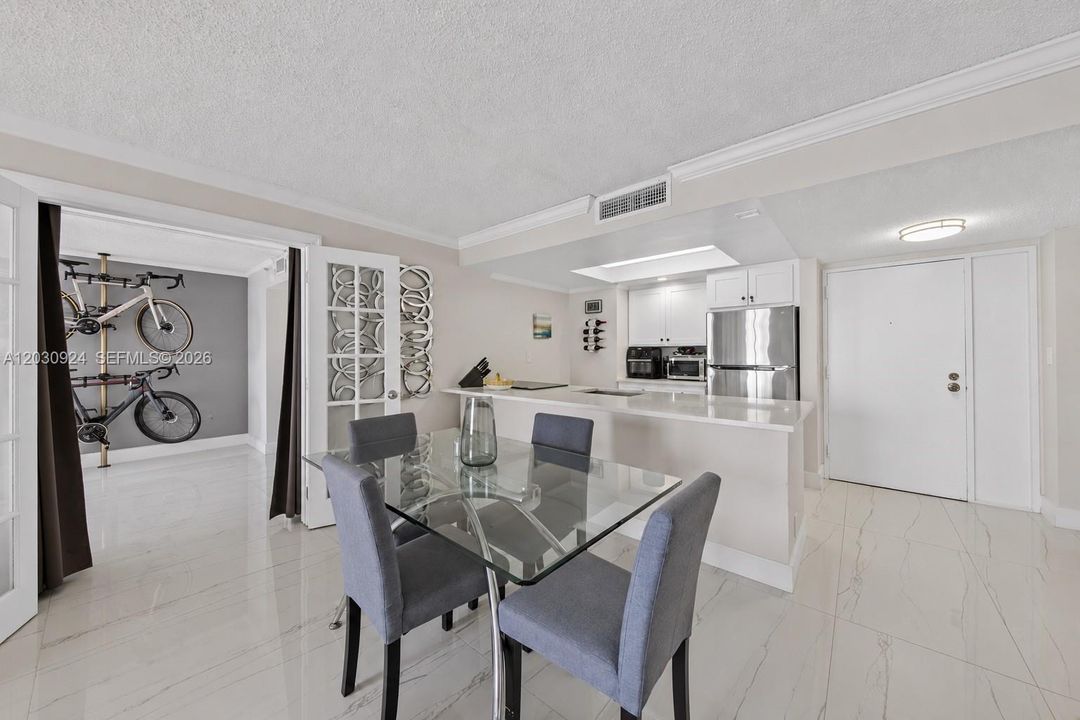 На продажу: $395,000 (2 спален, 2 ванн, 1030 Квадратных фут)