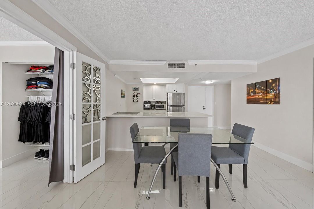 На продажу: $395,000 (2 спален, 2 ванн, 1030 Квадратных фут)