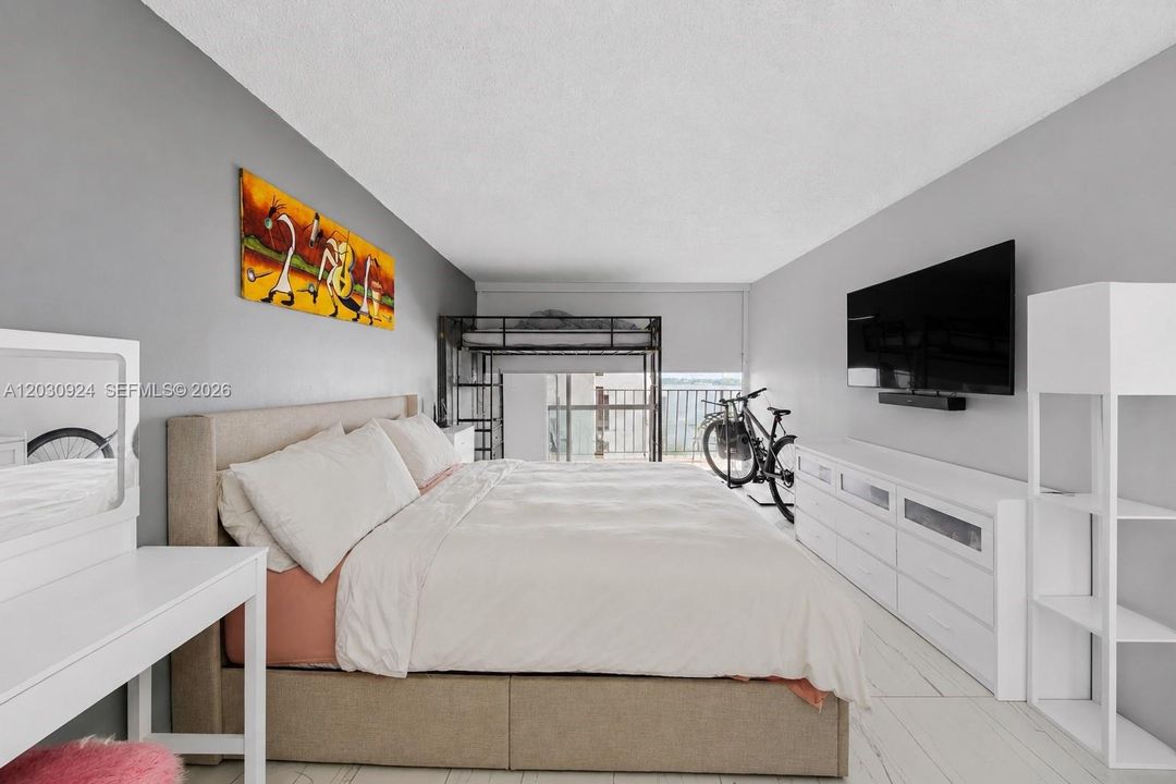 На продажу: $395,000 (2 спален, 2 ванн, 1030 Квадратных фут)