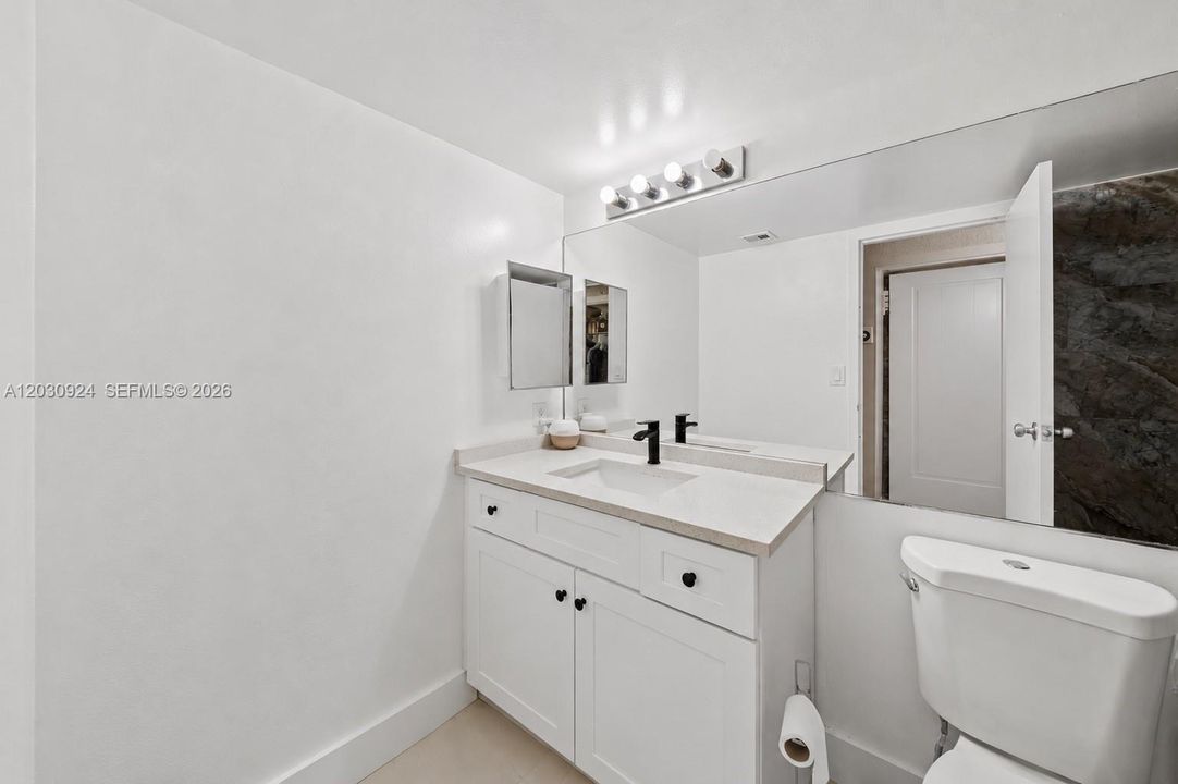 На продажу: $395,000 (2 спален, 2 ванн, 1030 Квадратных фут)
