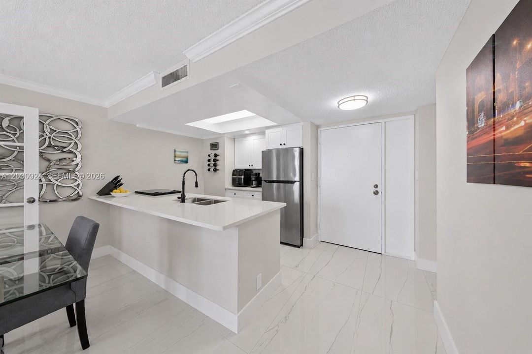 На продажу: $395,000 (2 спален, 2 ванн, 1030 Квадратных фут)