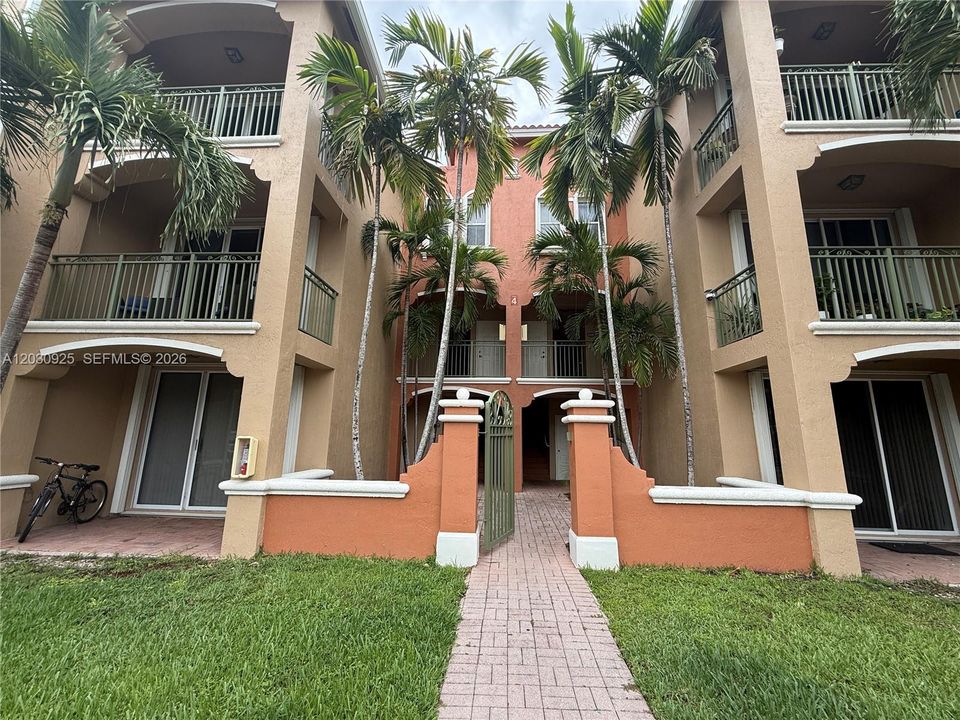 For Rent: $2,600 (2 beds, 2 baths, 1115 Square Feet)