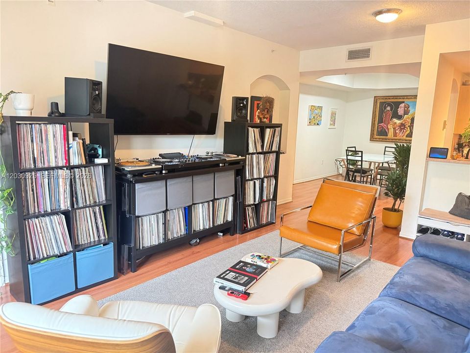 For Rent: $2,600 (2 beds, 2 baths, 1115 Square Feet)
