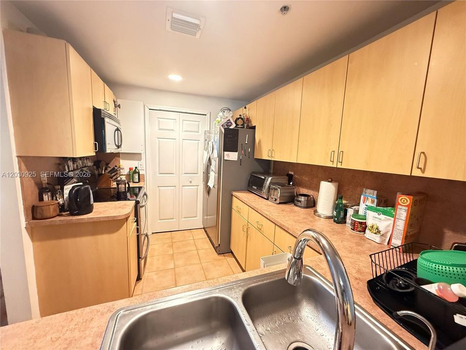 For Rent: $2,600 (2 beds, 2 baths, 1115 Square Feet)