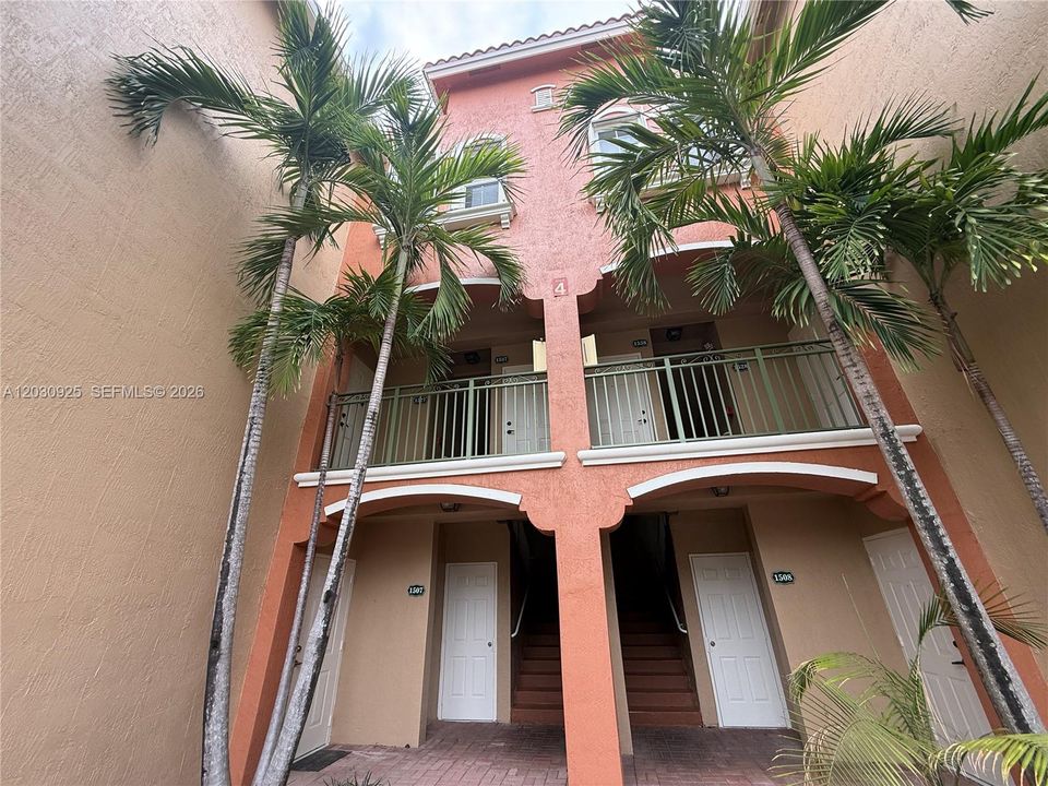 For Rent: $2,600 (2 beds, 2 baths, 1115 Square Feet)