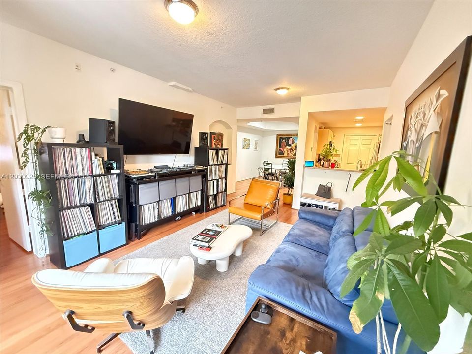 For Rent: $2,600 (2 beds, 2 baths, 1115 Square Feet)