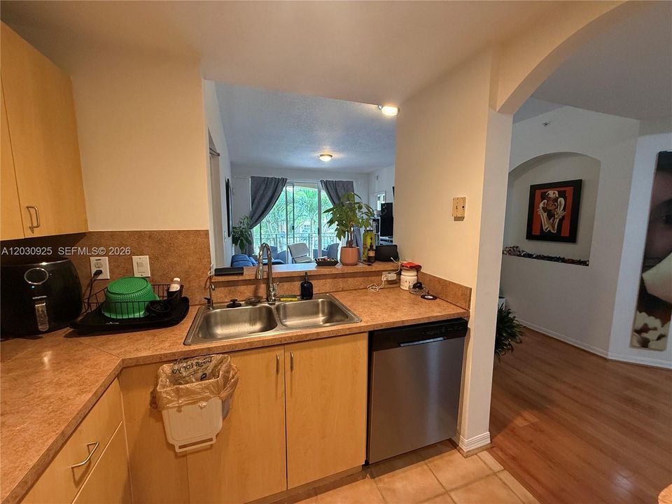 For Rent: $2,600 (2 beds, 2 baths, 1115 Square Feet)
