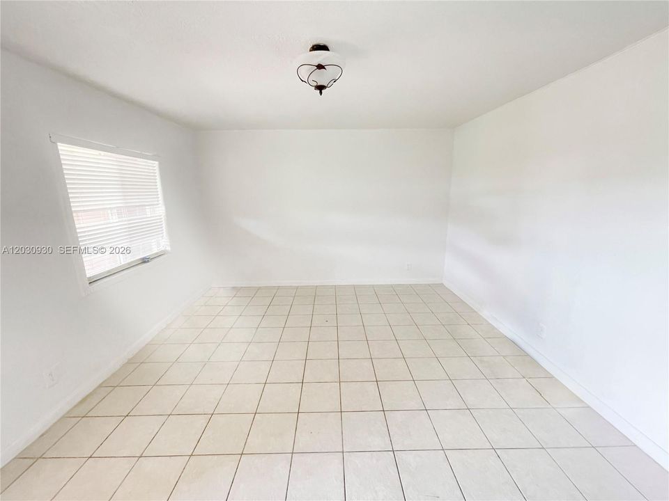 For Sale: $120,000 (2 beds, 1 baths, 734 Square Feet)