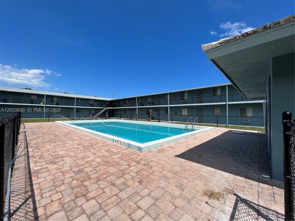 For Sale: $120,000 (2 beds, 1 baths, 734 Square Feet)