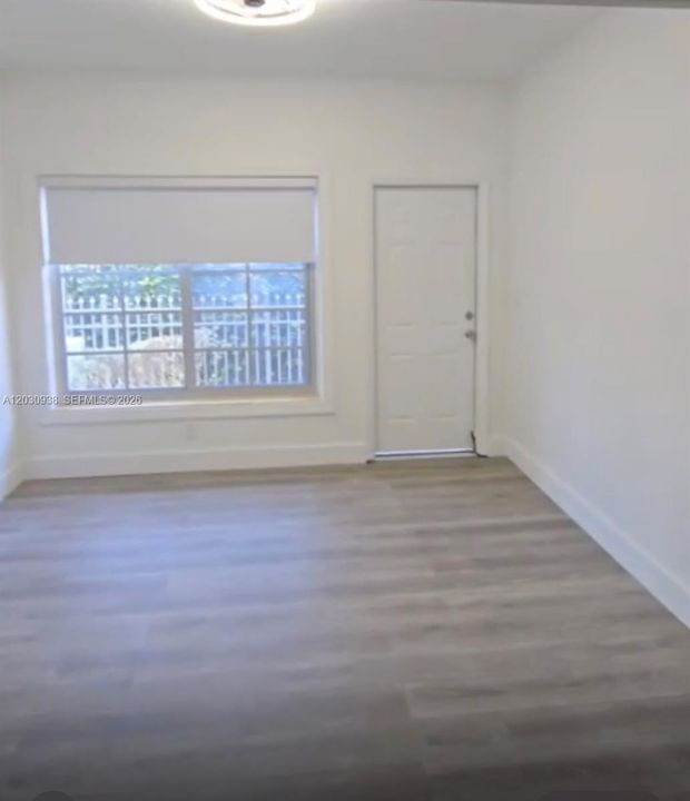 For Sale: $271,000 (2 beds, 1 baths, 726 Square Feet)