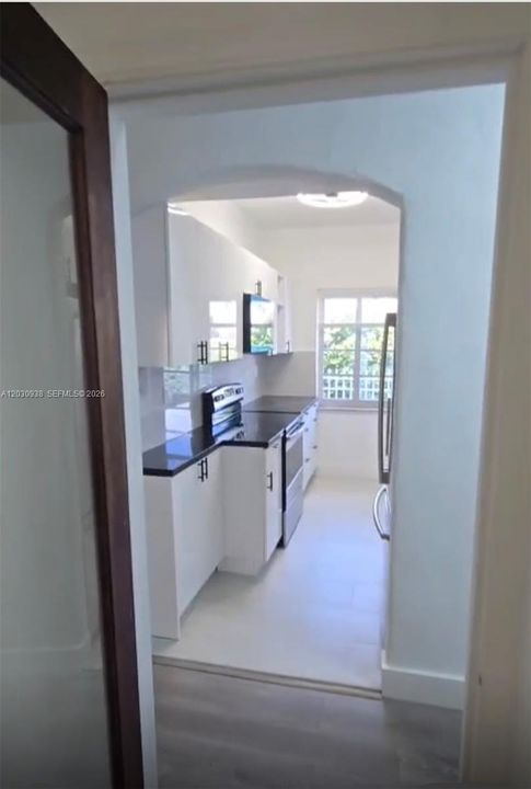 For Sale: $271,000 (2 beds, 1 baths, 726 Square Feet)