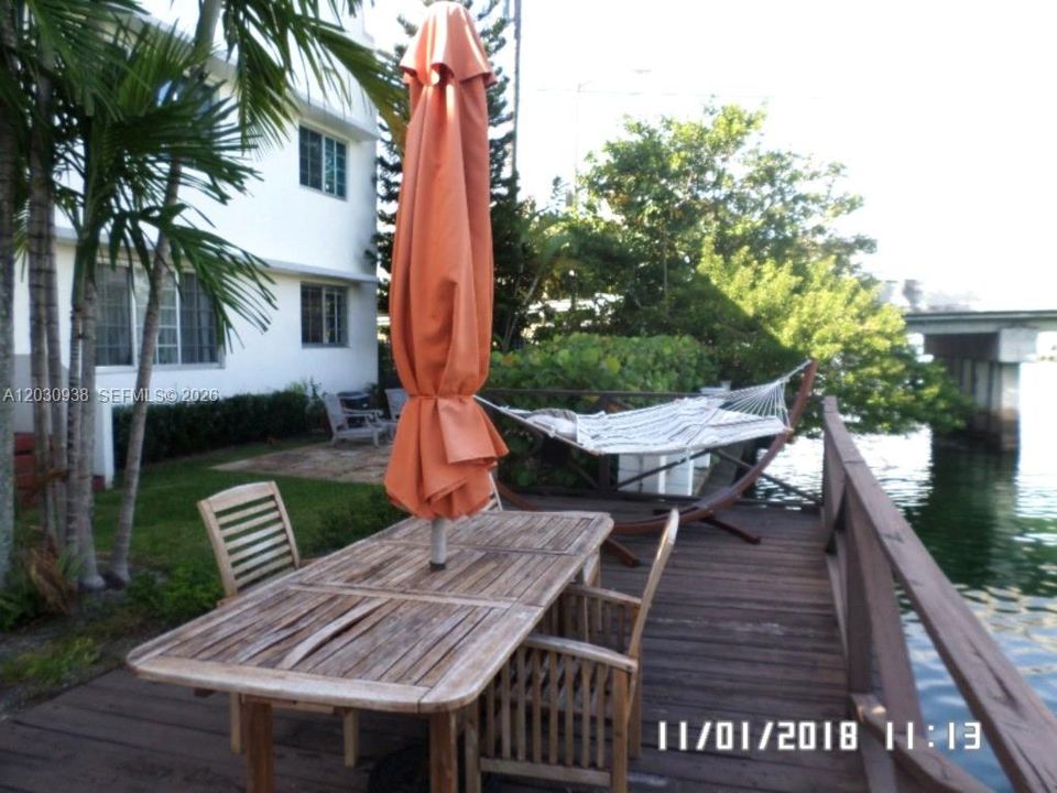 For Sale: $271,000 (2 beds, 1 baths, 726 Square Feet)