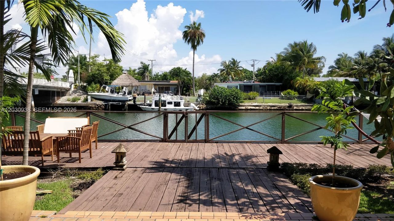 For Sale: $271,000 (2 beds, 1 baths, 726 Square Feet)