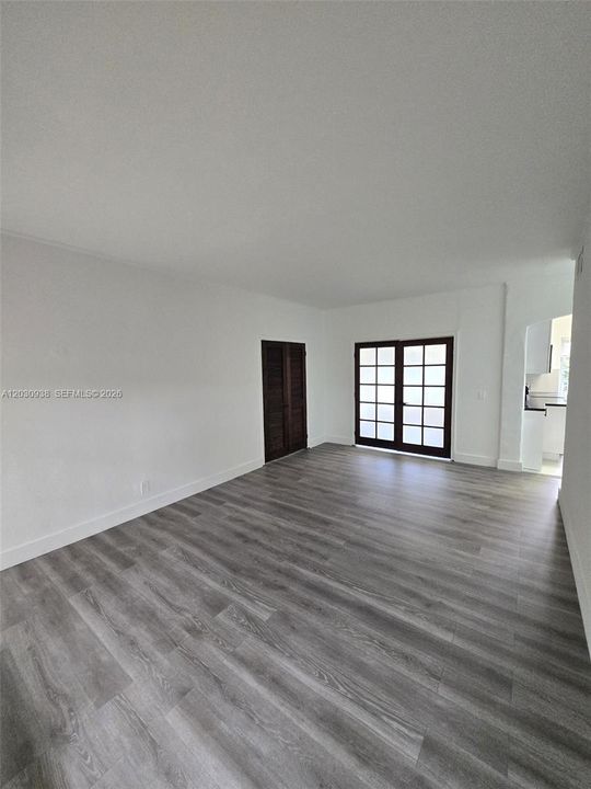 For Sale: $271,000 (2 beds, 1 baths, 726 Square Feet)