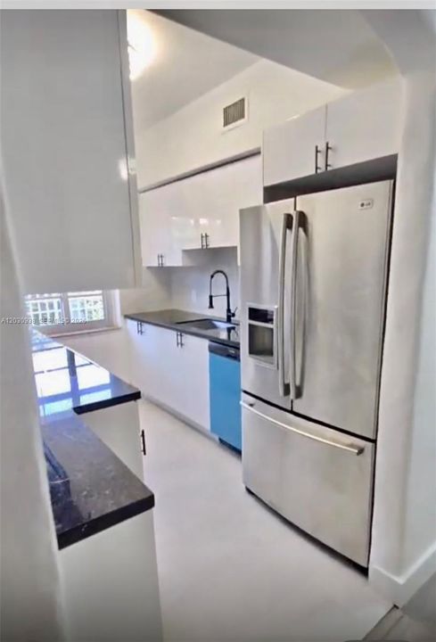 For Sale: $271,000 (2 beds, 1 baths, 726 Square Feet)