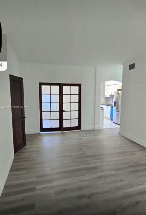 For Sale: $271,000 (2 beds, 1 baths, 726 Square Feet)