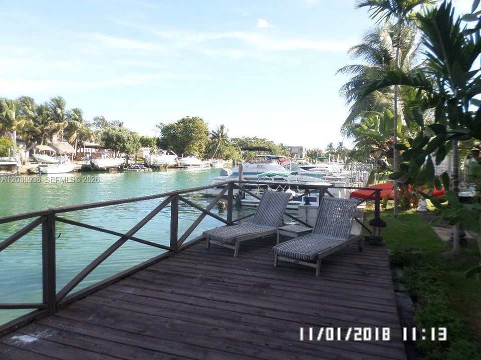 For Sale: $271,000 (2 beds, 1 baths, 726 Square Feet)