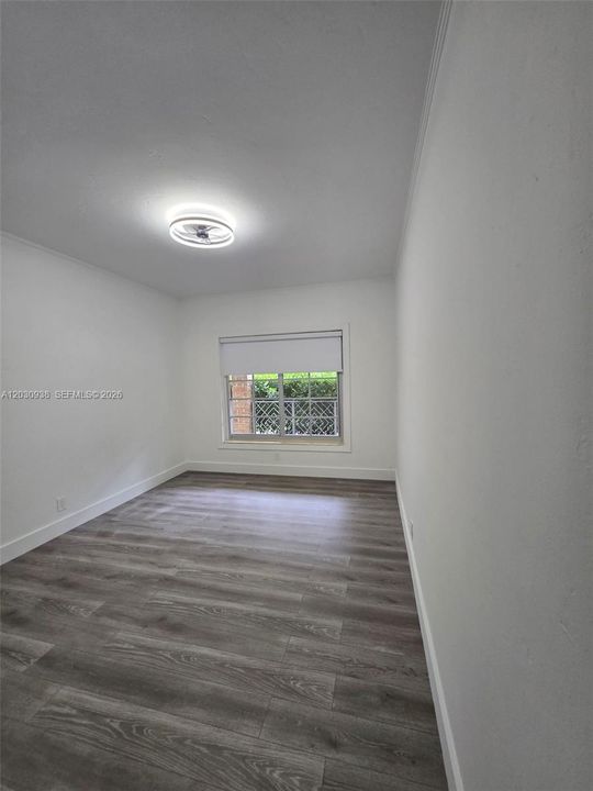 For Sale: $271,000 (2 beds, 1 baths, 726 Square Feet)